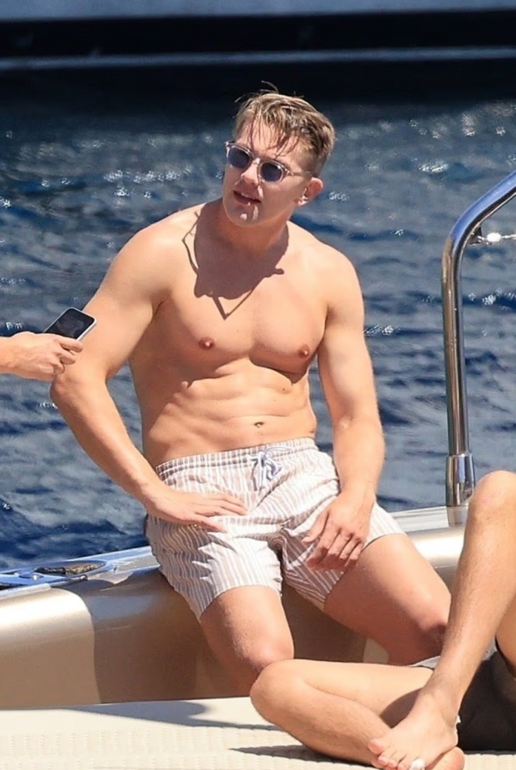 邮报：约克雷斯被拍到正在希腊日光浴 等待阿森纳和曼联的报价