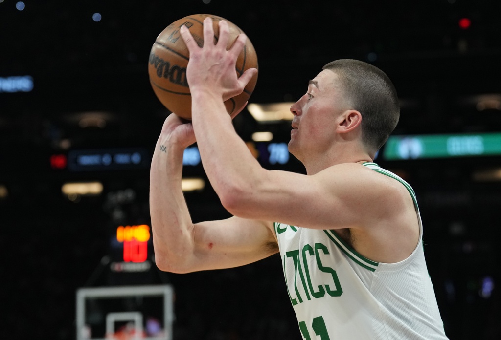 球队三分出手太多了？普理查德：管人家咋说呢 我们自己得有信心