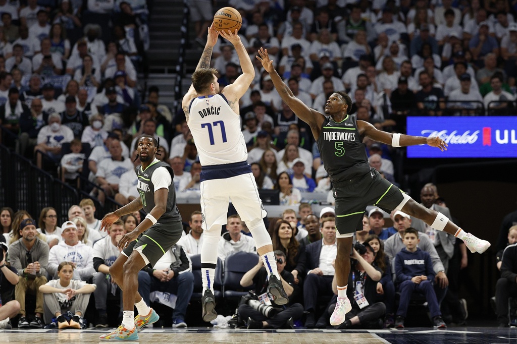 湖记：东契奇昨天的表现让人想到了24年季后赛对阵森林狼的G5