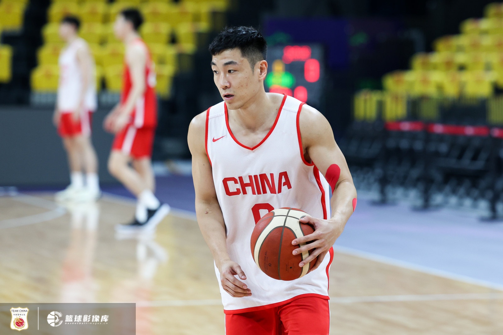 男篮的主力阵容基本确定 若五后卫最后一个名额将是高诗岩VS徐杰