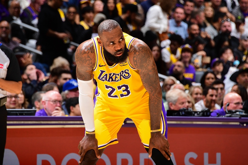 记者：湖人希望詹姆斯宣布退役这赛季巡演 但詹姆斯渴望继续打球
