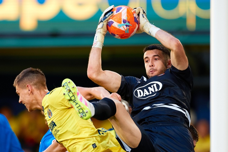 英媒：奥纳纳表现无法让人满意，曼联准备与巴萨竞争乔安-加西亚