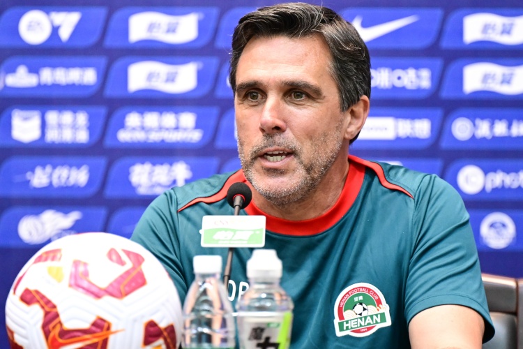 足球报：河南队战术转变强调侵略性，赛程密集考验轮换技巧