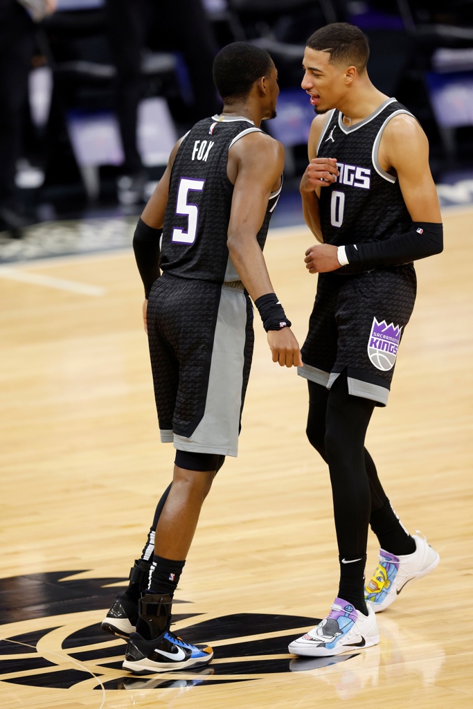 最骚的是都卖了~名记：在送走哈利前 国王和步行者谈过福克斯交易