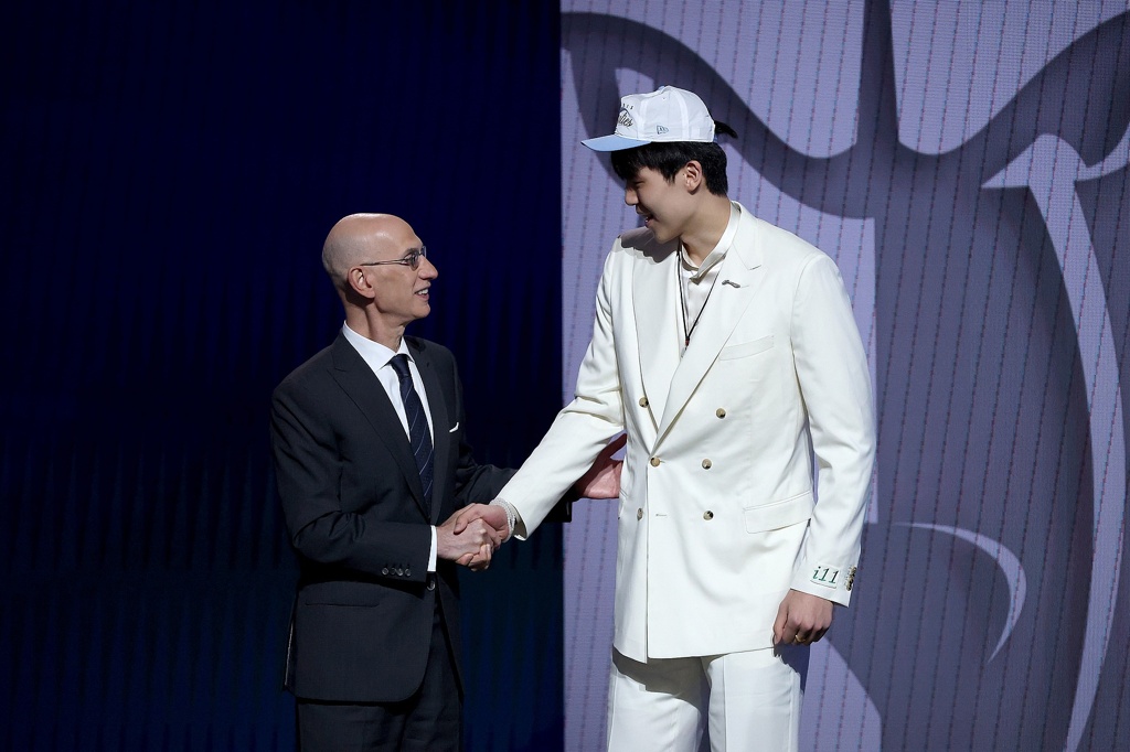 杨瀚森展望新赛季：争取每场进个三分 热爱和坚持是人生信条