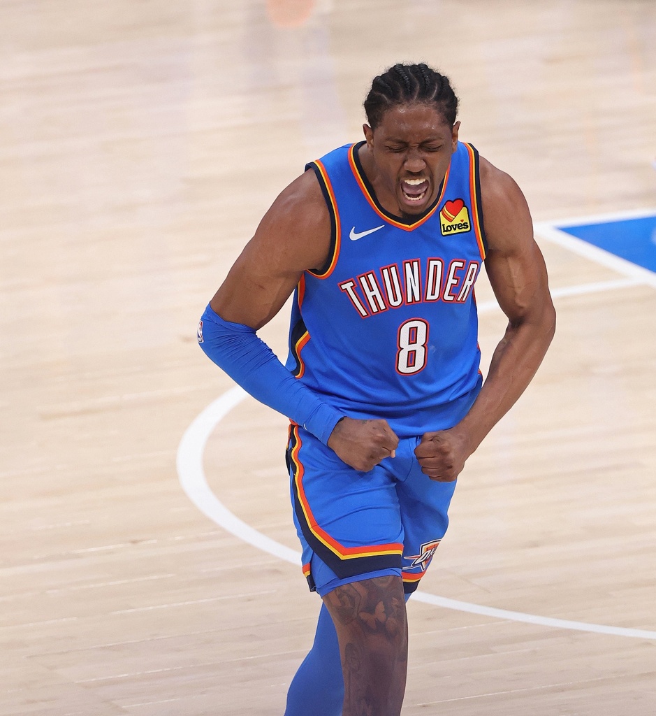 真抠！杰伦威调侃提前续约：我可不送队友名表 顶多球衣球鞋