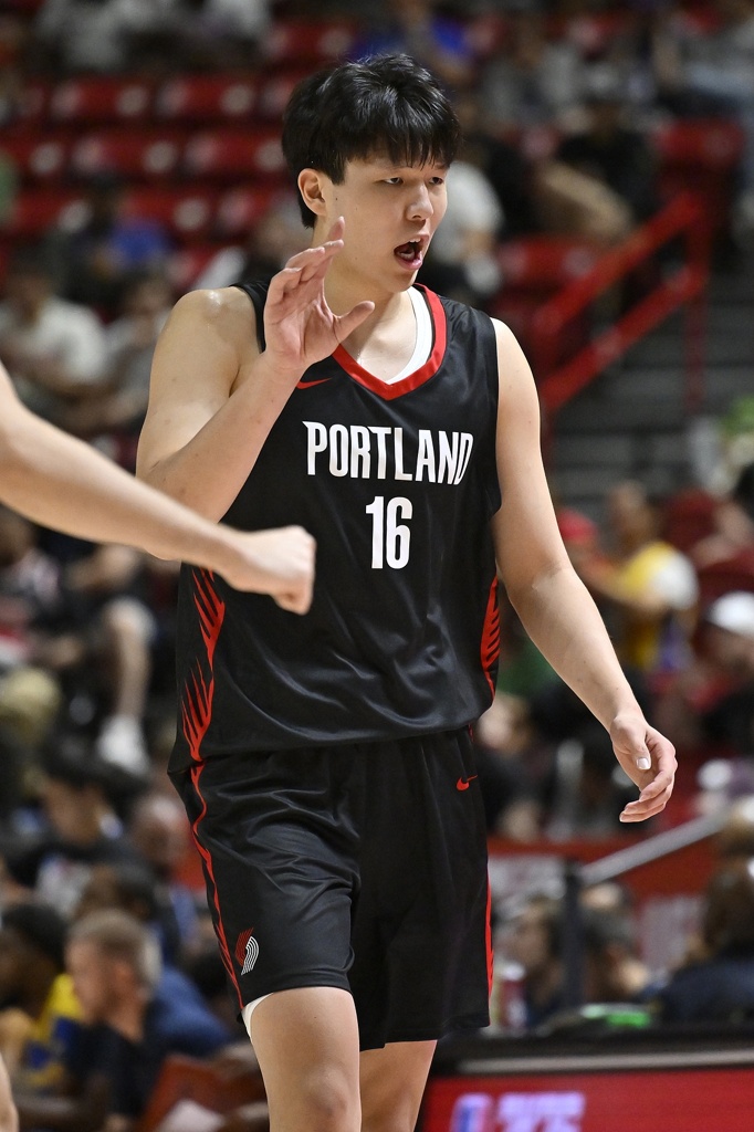 杨毅：杨瀚森敢于沟通、指挥、处理球 他的松弛感让人过目难忘