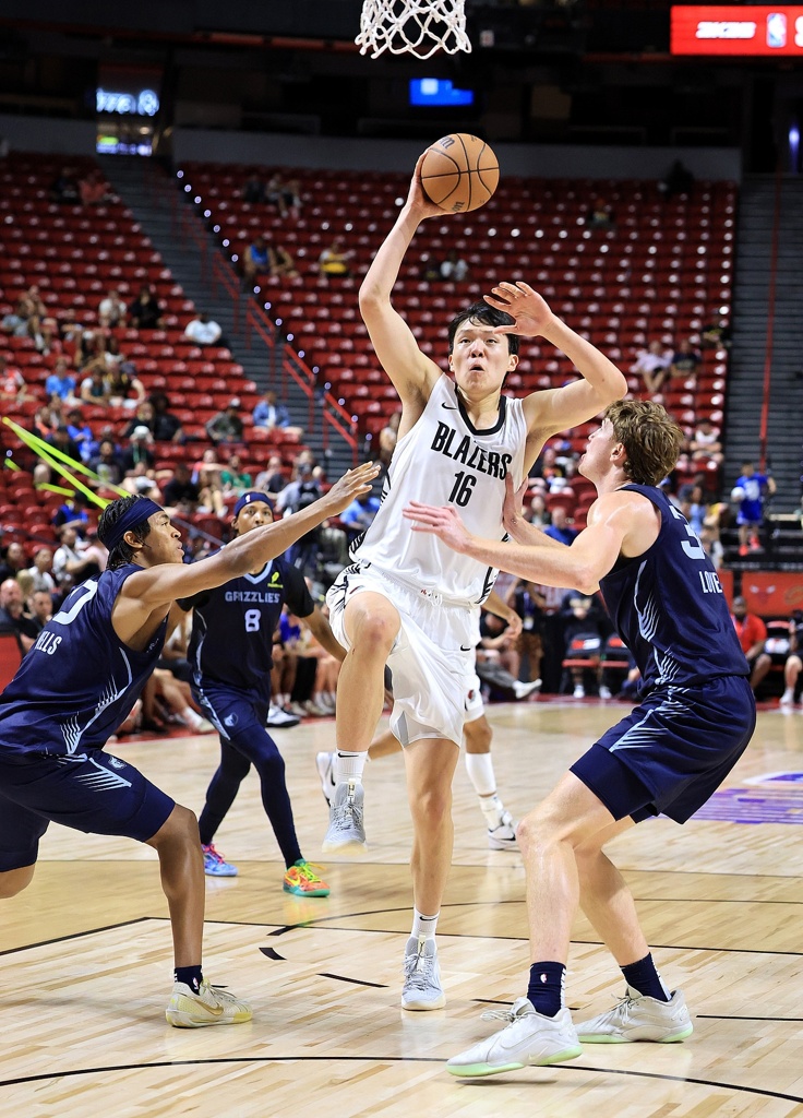 队记：杨瀚森的表现让人惊讶因他已准备好 语言问题需要解决