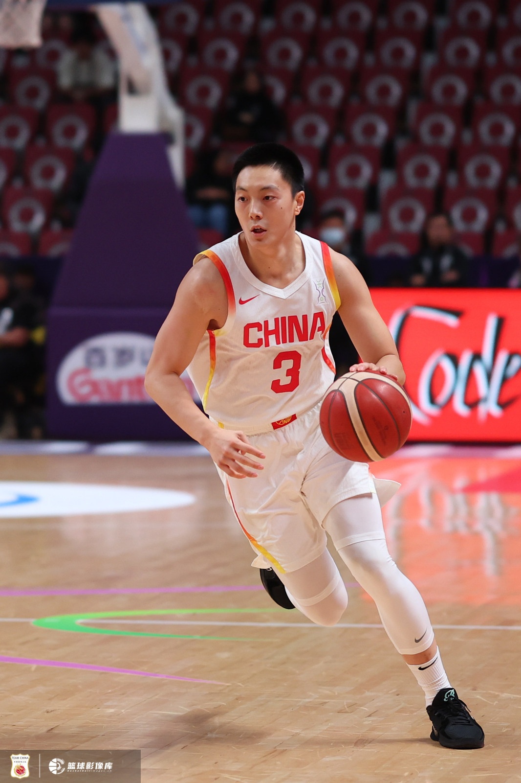 体坛周报：一分惜败澳大利亚摘银！中国男篮在遗憾中昂首离开